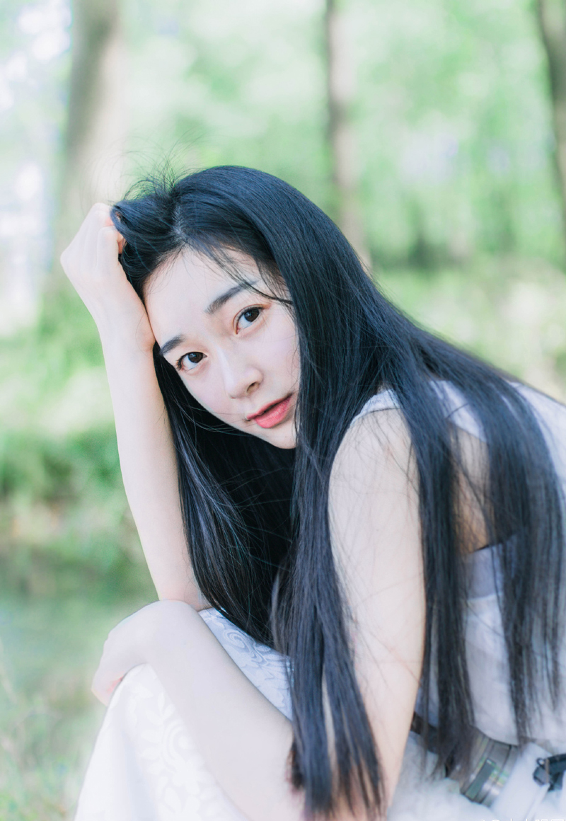 最深最和平的快乐，就是静观土地与人世，慢慢品位出它的美与和谐。这份快乐，乍一看也许平淡无奇，事实上，它深远而悠长。在我，生命的享受就在其中了。让那永不醒觉的人自生自灭好了，如果他们抱怨，我们把耳朵塞起来。因为，他们不肯对人生对世界，对生命，有一丝一毫感激的心。我喜欢把快乐当做一种传染病，每天将它传染给我所接触的社会和人群。